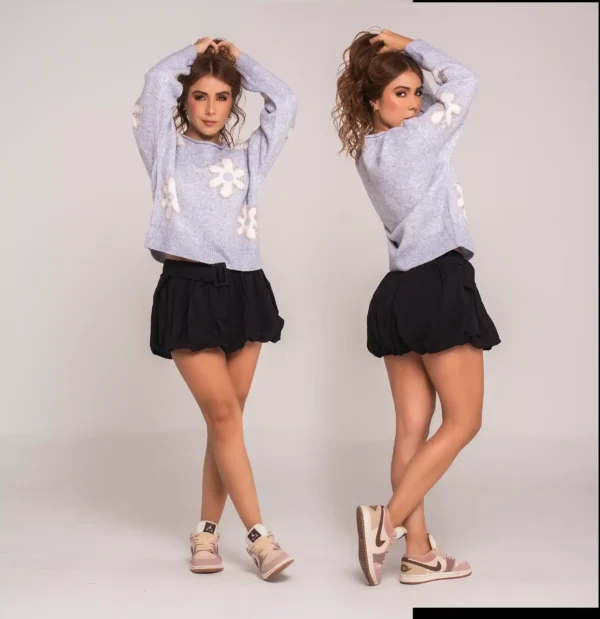 Buzo tejido azul con flores